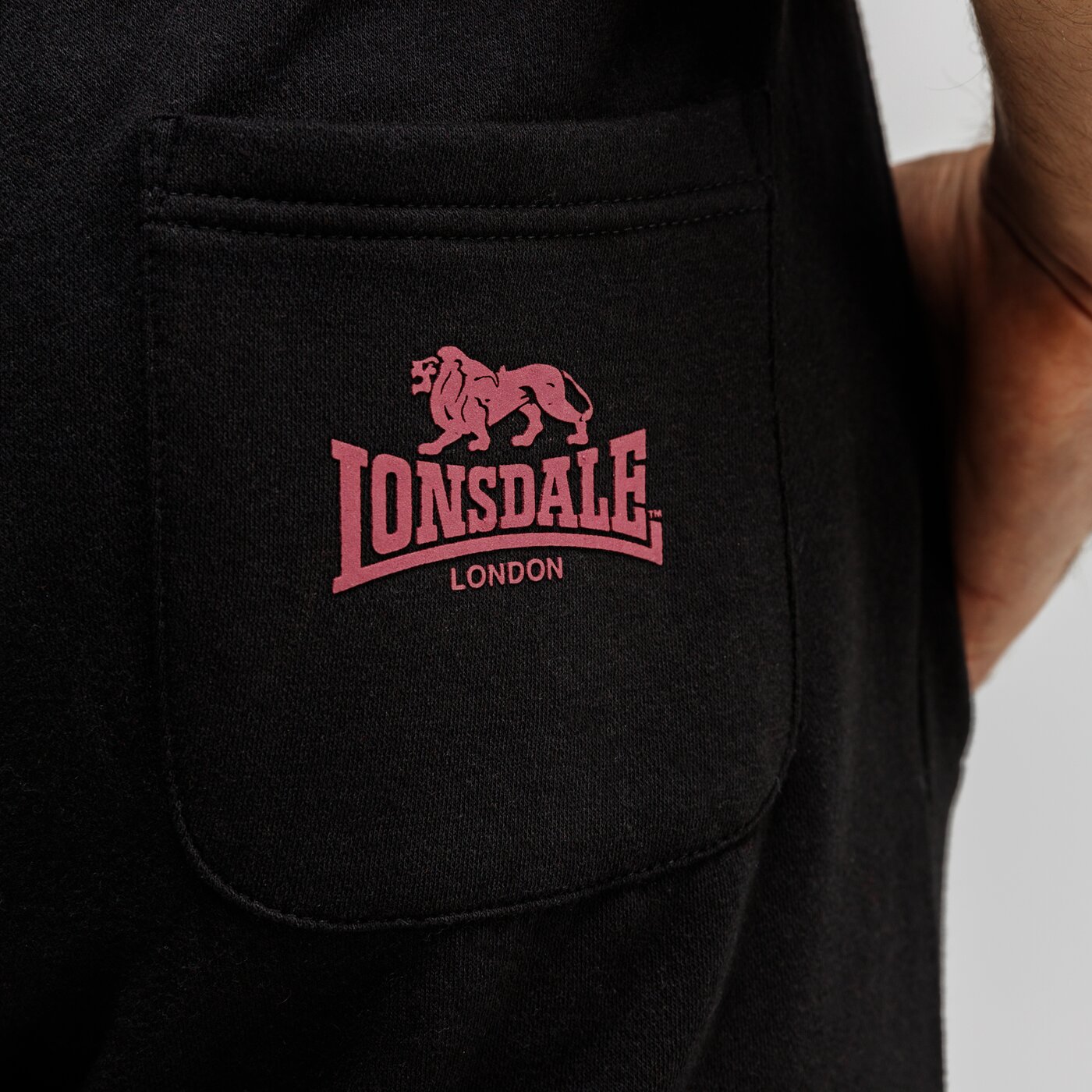 Spodnie dresowe męskie LONSDALE SPODNIE WELLINGHAM 113868-1537 kolor czarny