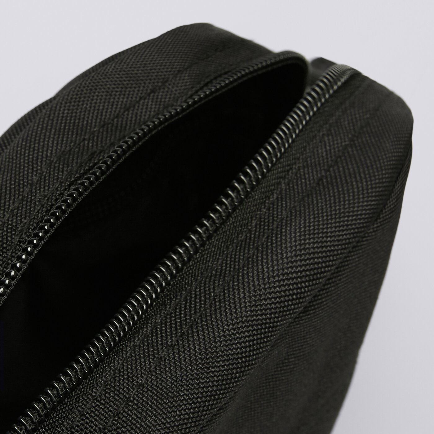 Nerka (saszetka na pas) damska sportowa NEW ERA TOREBKA MLB SIDE BAG NEYYAN BLKBLK NEW YORK YANKEES  12145422 kolor czarny