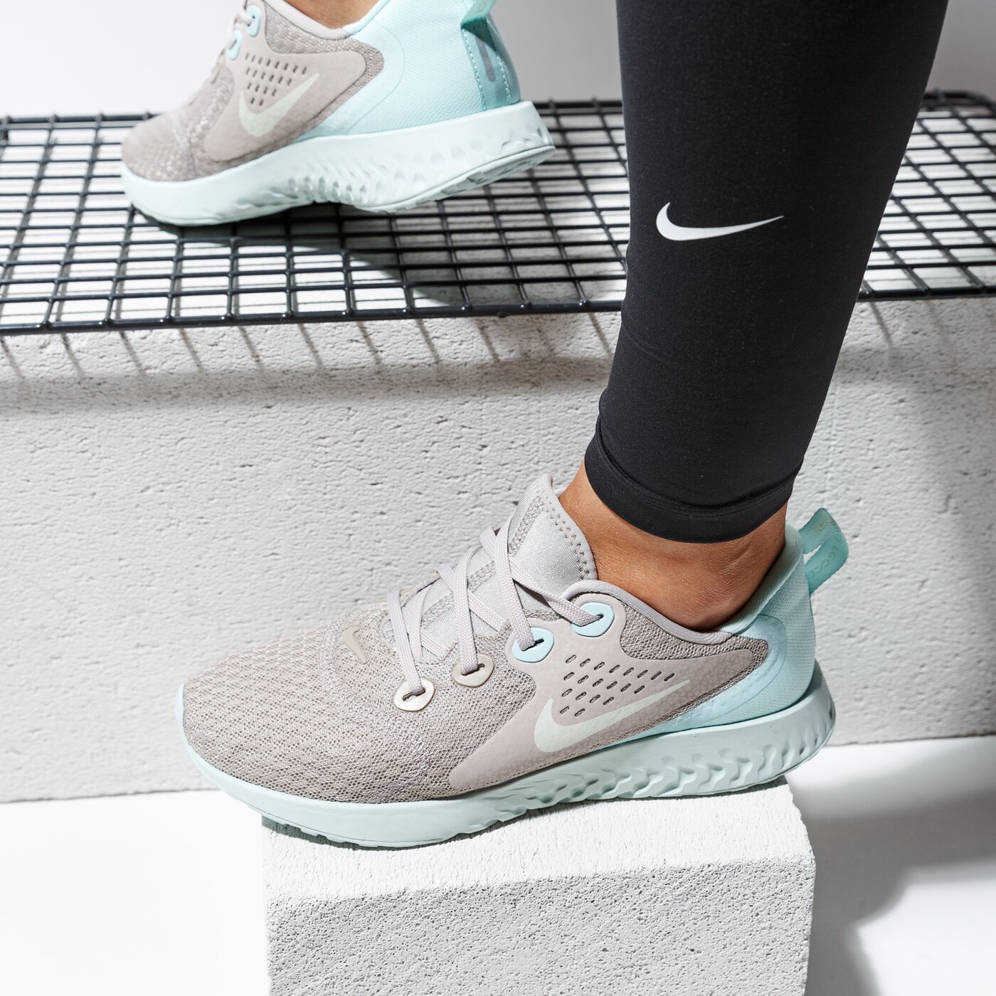 Buty do biegania damskie NIKE REBEL REACT aa1626-200 kolor beżowy