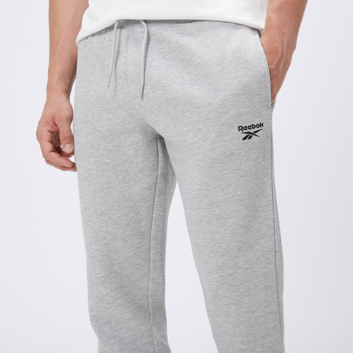 Spodnie dresowe męskie REEBOK SPODNIE ANDRE SMALL LOGO CUFFED 100240232 kolor szary