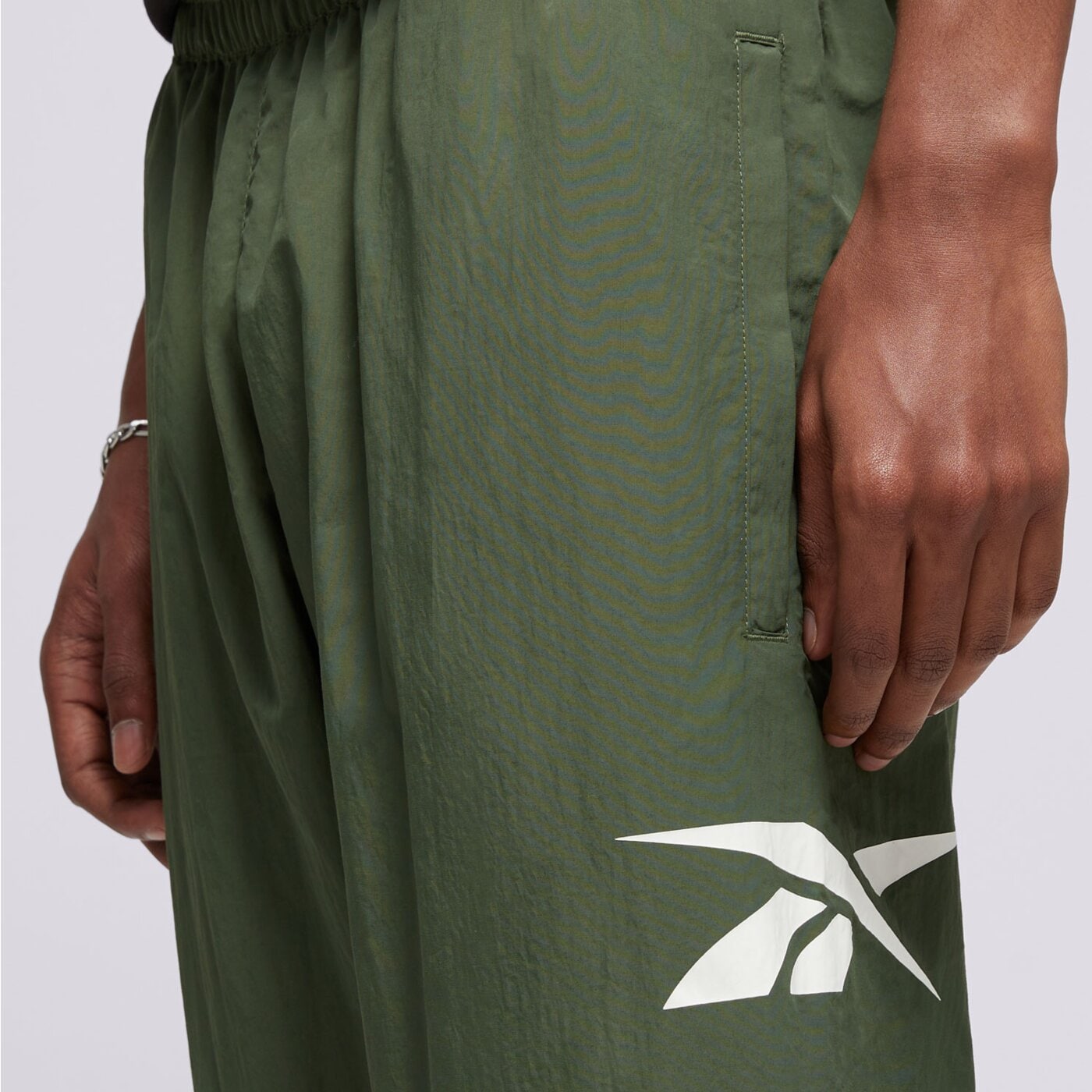 Spodnie dresowe męskie REEBOK SPODNIE CL VECTOR TRACKPANT 100036177 kolor khaki