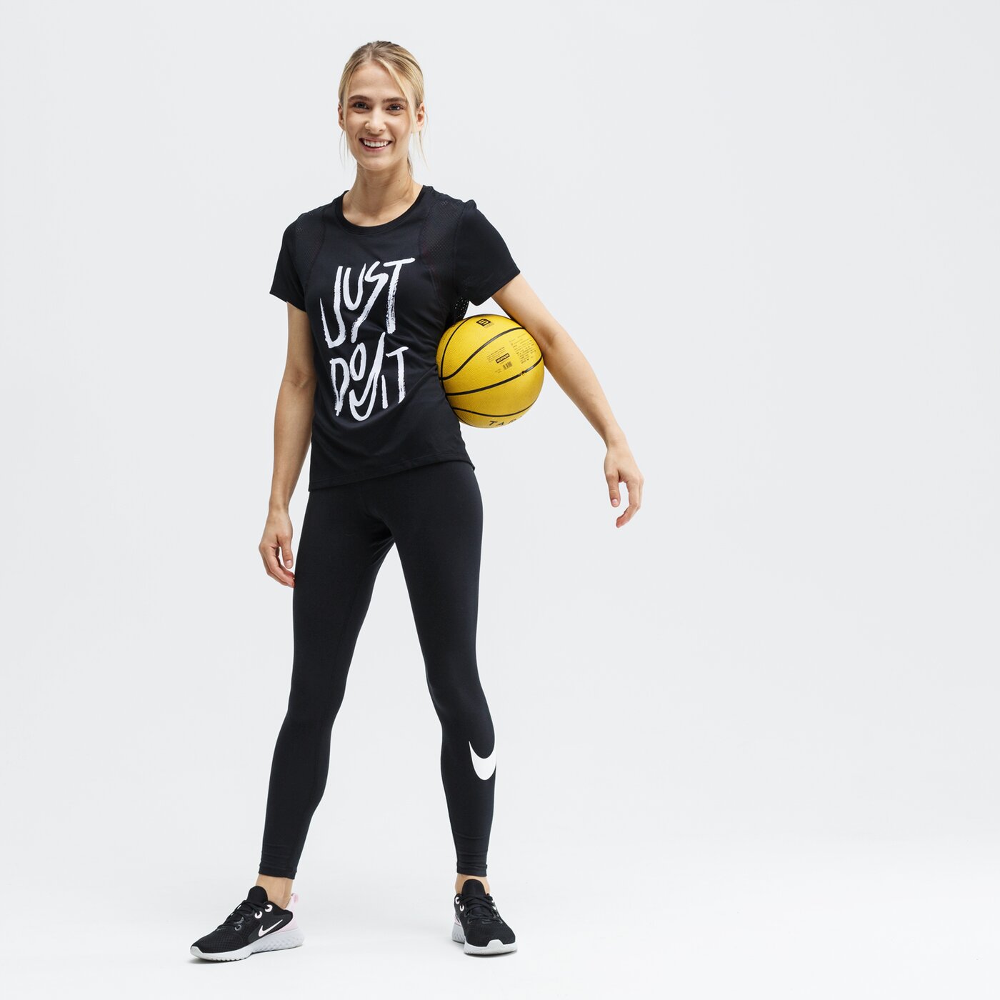 Koszulka damska NIKE T-SHIRT SS W NK RUN SS GX bv2910-010 kolor czarny