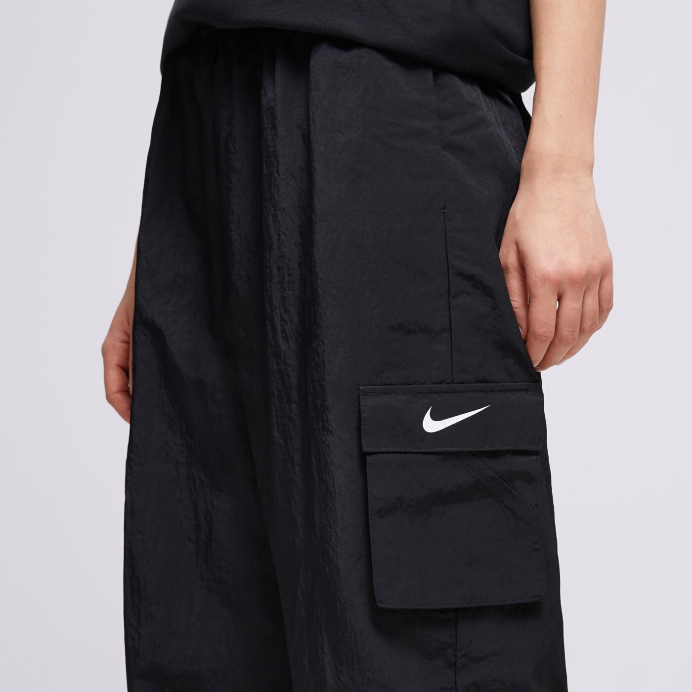 Spodnie dresowe damskie NIKE SPODNIE W NSW ESSENTIALS WVN HR CARGO do7209-010 kolor czarny