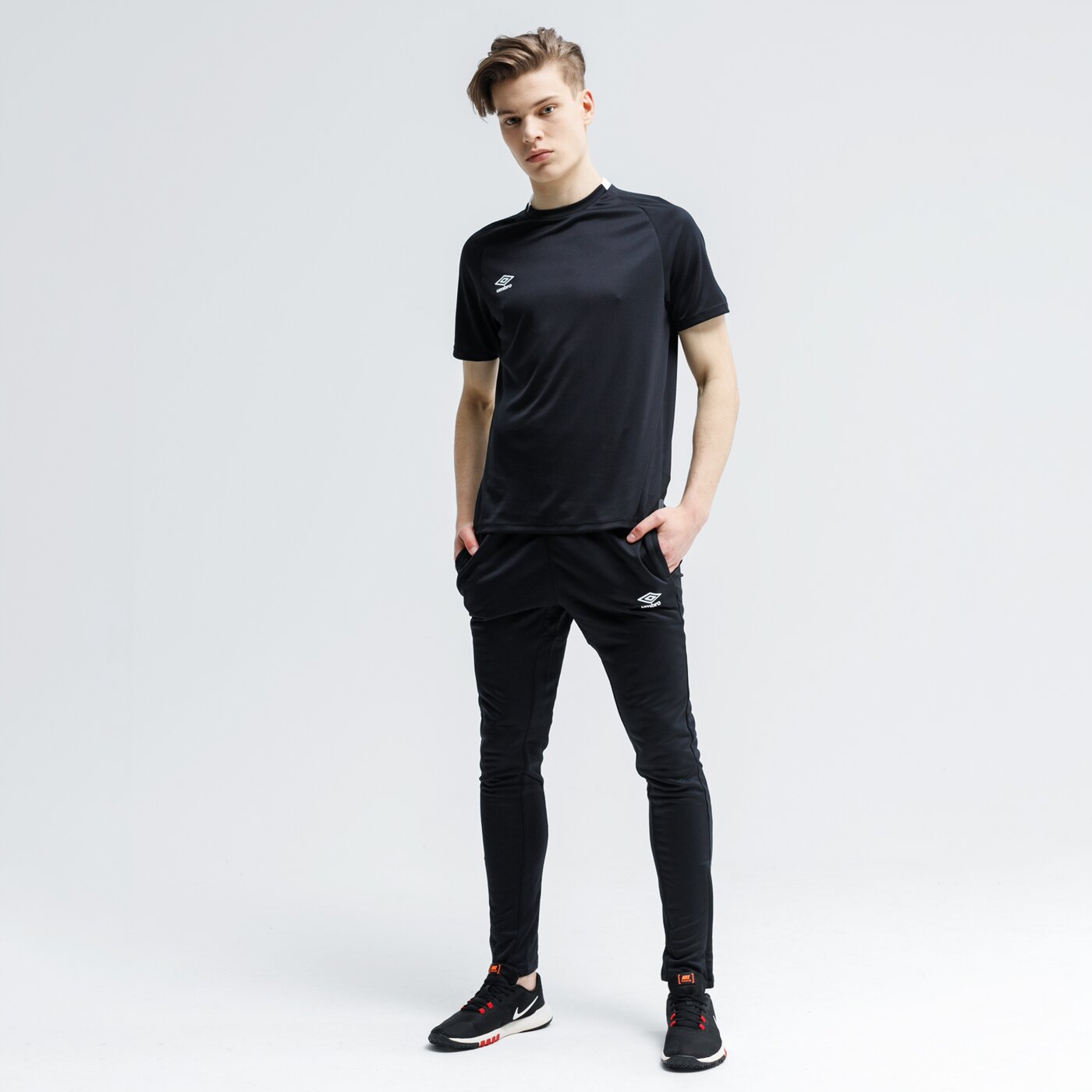 Spodnie dresowe męskie UMBRO SPODNIE FW TAPERED 65524u-060 kolor czarny