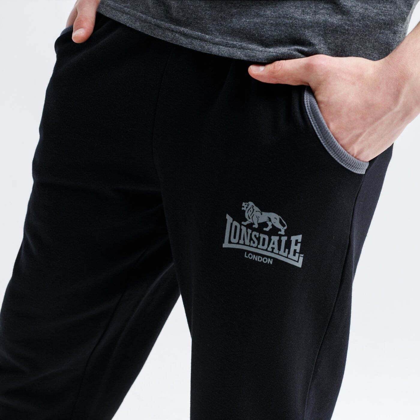Spodnie dresowe męskie LONSDALE SPODNIE WANSFORD 115071-1513 kolor czarny