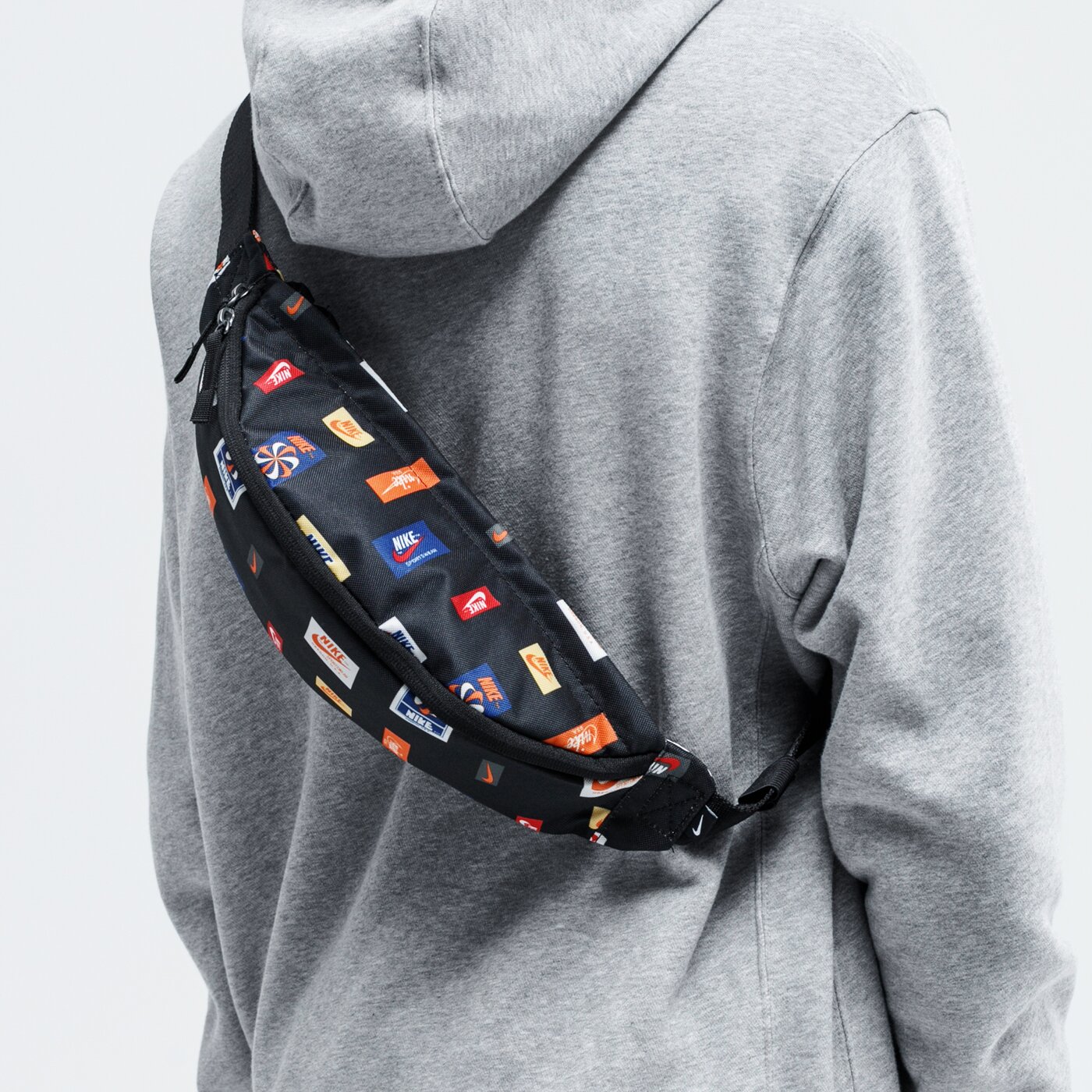 Nerka (saszetka na pas) damska sportowa NIKE NERKA NK HERITAGE HIP PACK-JDIY AOP cq6300-010 kolor czarny