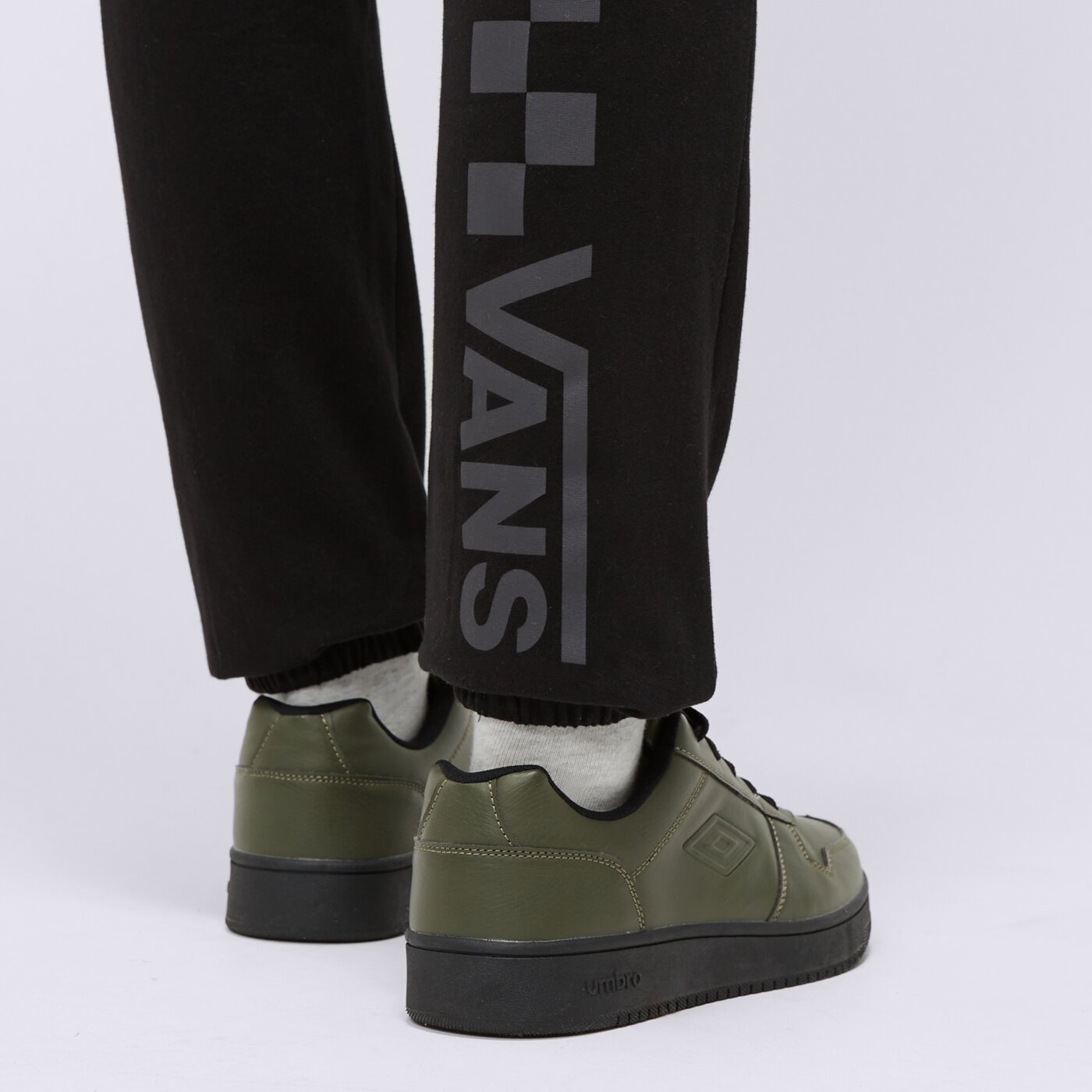 Spodnie dresowe męskie VANS SPODNIE TRECKER vn0a7uc8blk1 kolor czarny