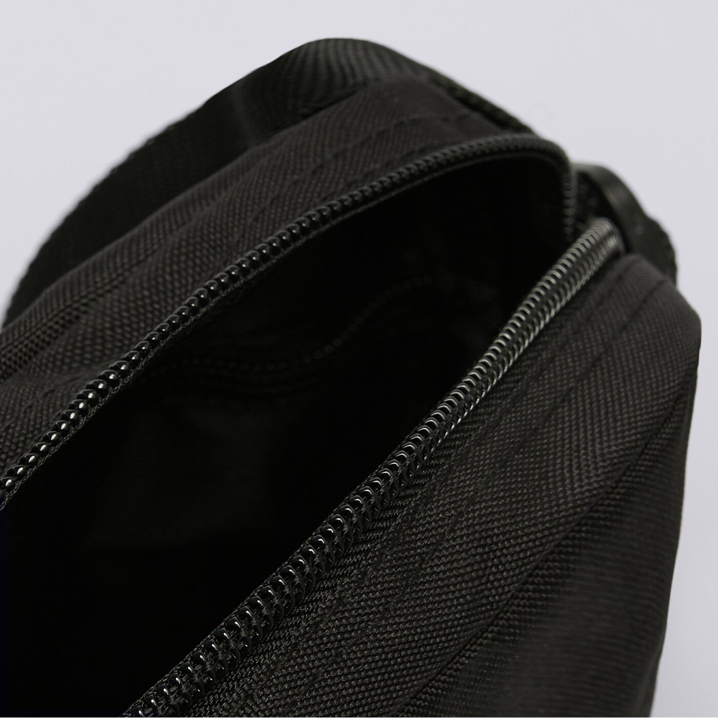 Torba sportowa damska NEW ERA TOREBKA MLB SIDE BAG NYY BLK BLKWHI NEW YORK YANKEES 11942030 kolor czarny