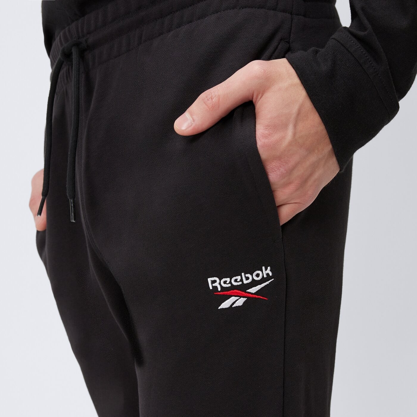 Spodnie dresowe męskie REEBOK SPODNIE IDENTITY SMALL LOGO FT JOGGER 100221800 kolor czarny