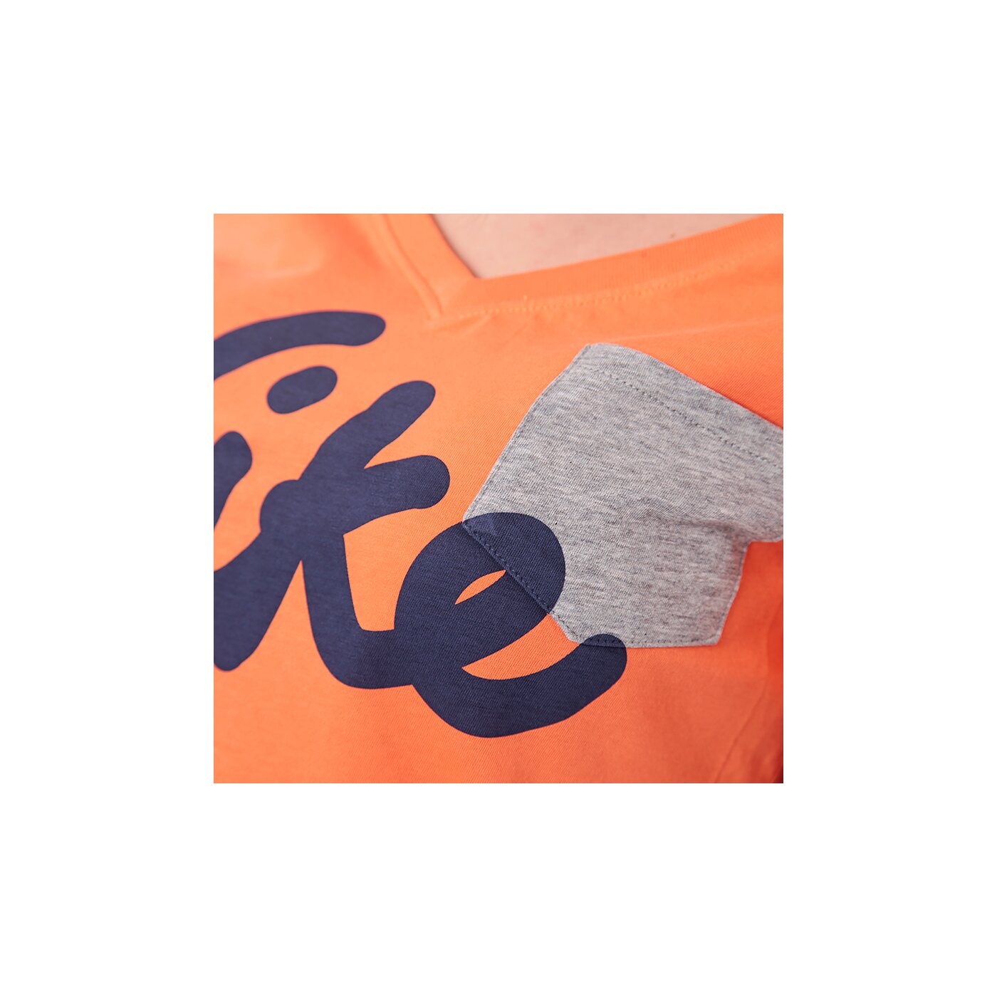 Koszulka damska NIKE T-SHIRT TEE MID V-PRINTED POCKET 589534822 kolor pomarańczowy