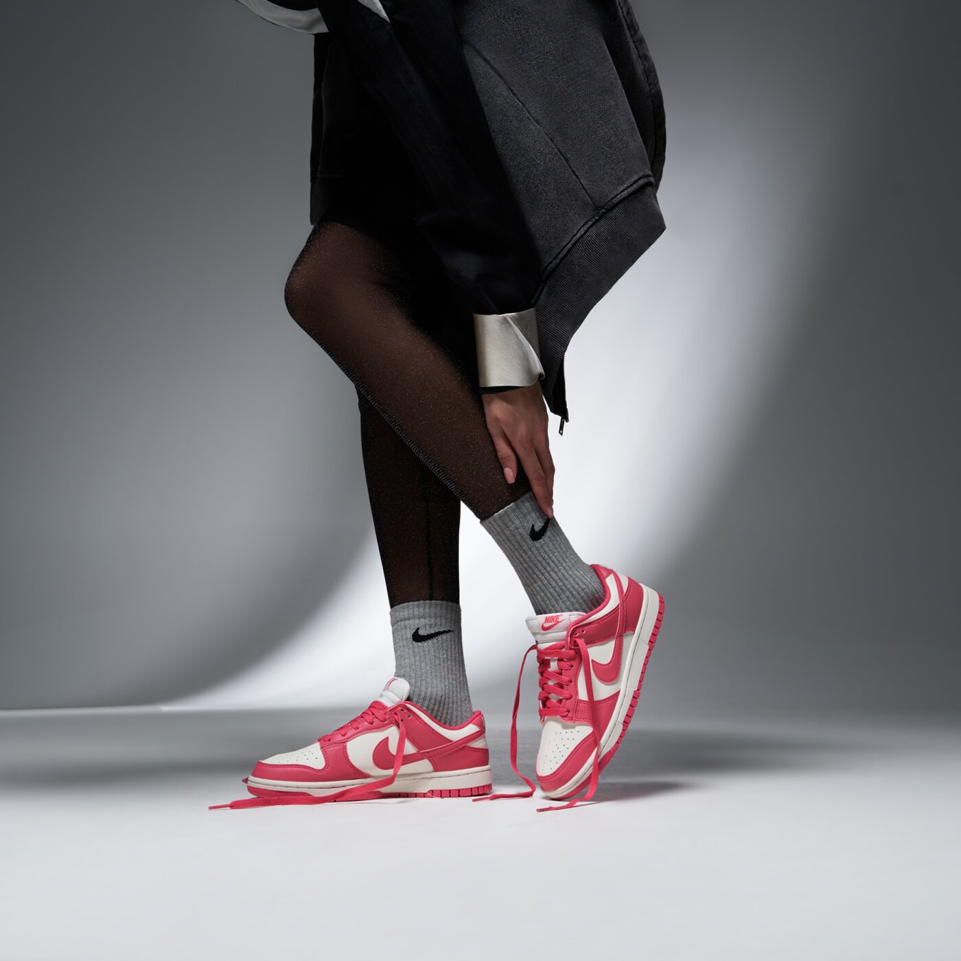 Buty sportowe damskie NIKE DUNK LOW dd1873-600 kolor różowy