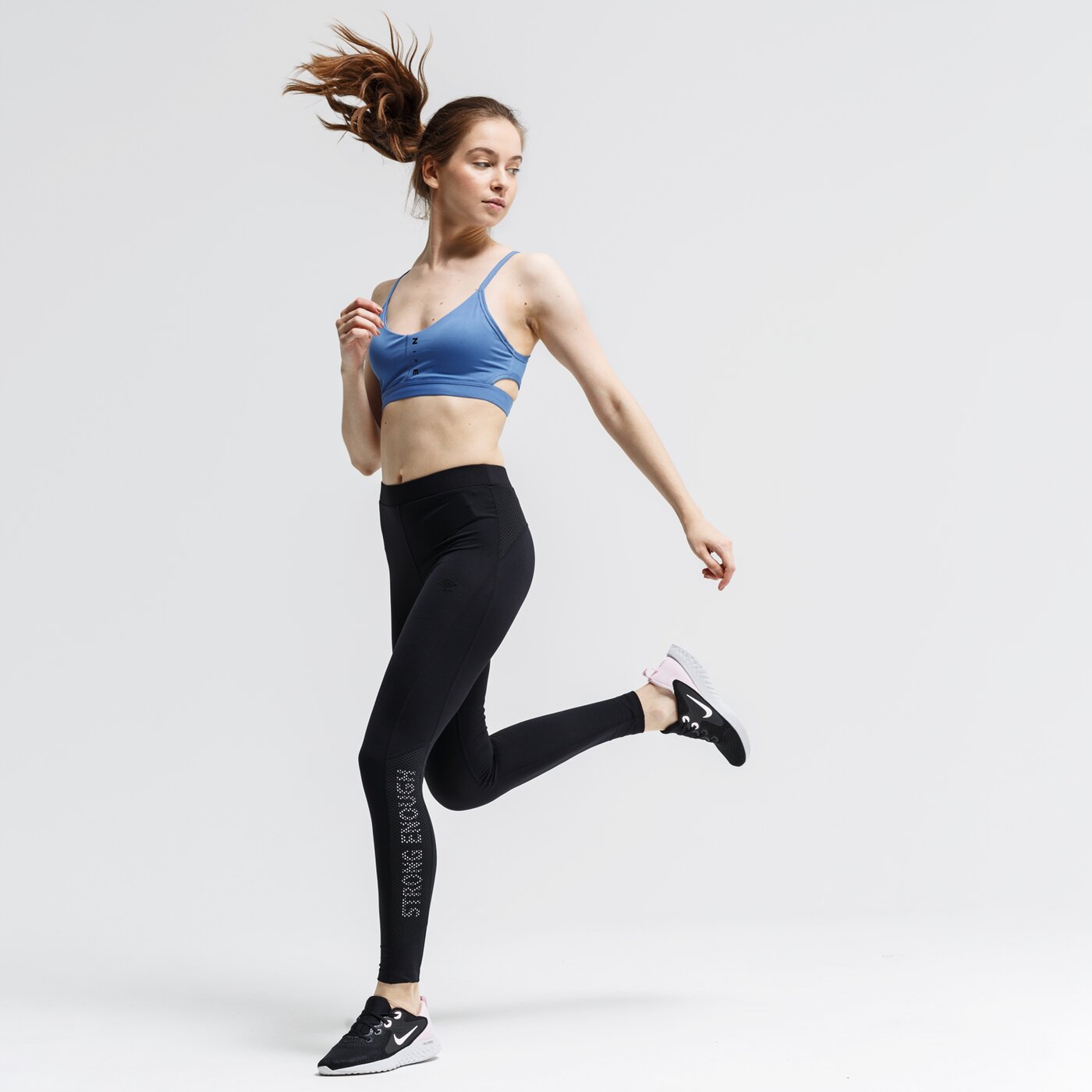 Top damski NIKE BRA FAVORITES SRF SPRT av6578-458 kolor niebieski