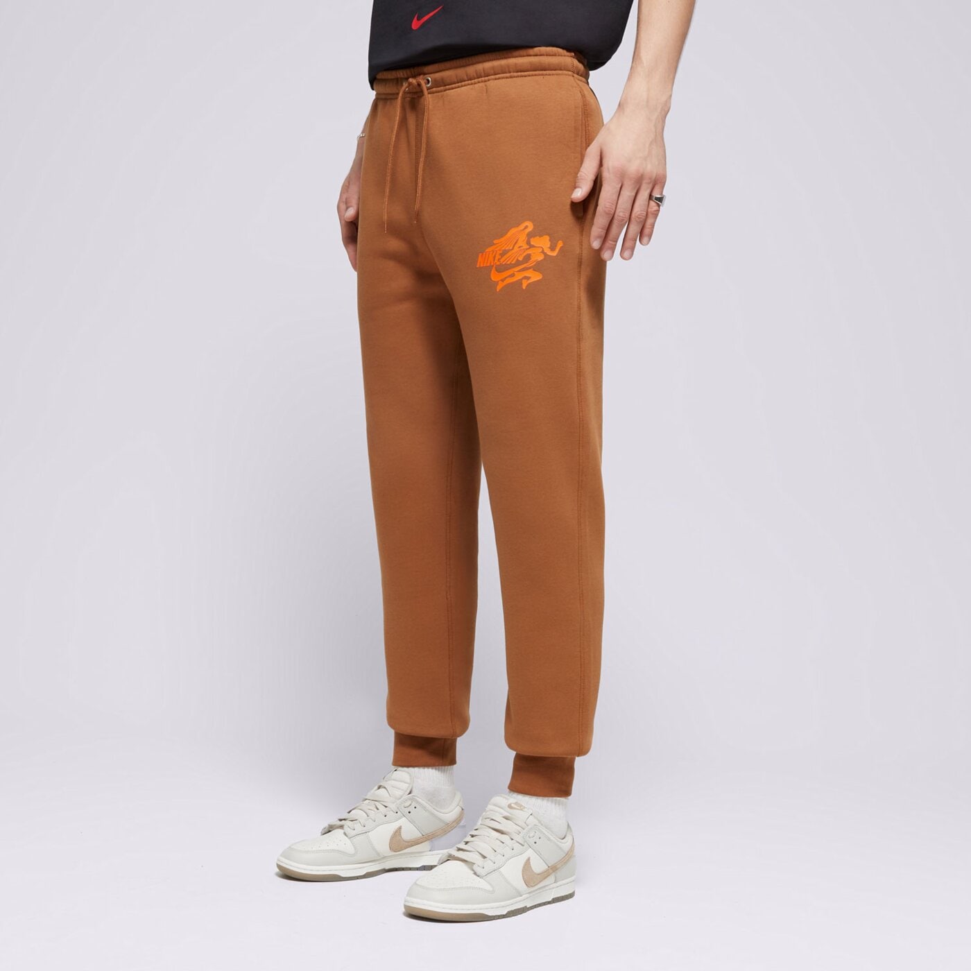 Spodnie dresowe męskie NIKE SPODNIE M NK CLUB BB JOGGER NVLTY fz0907-281 kolor brązowy