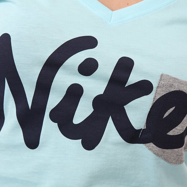 Koszulka damska NIKE T-SHIRT NIKE TEE MID V-PRINTED POCKET 589534484 kolor niebieski