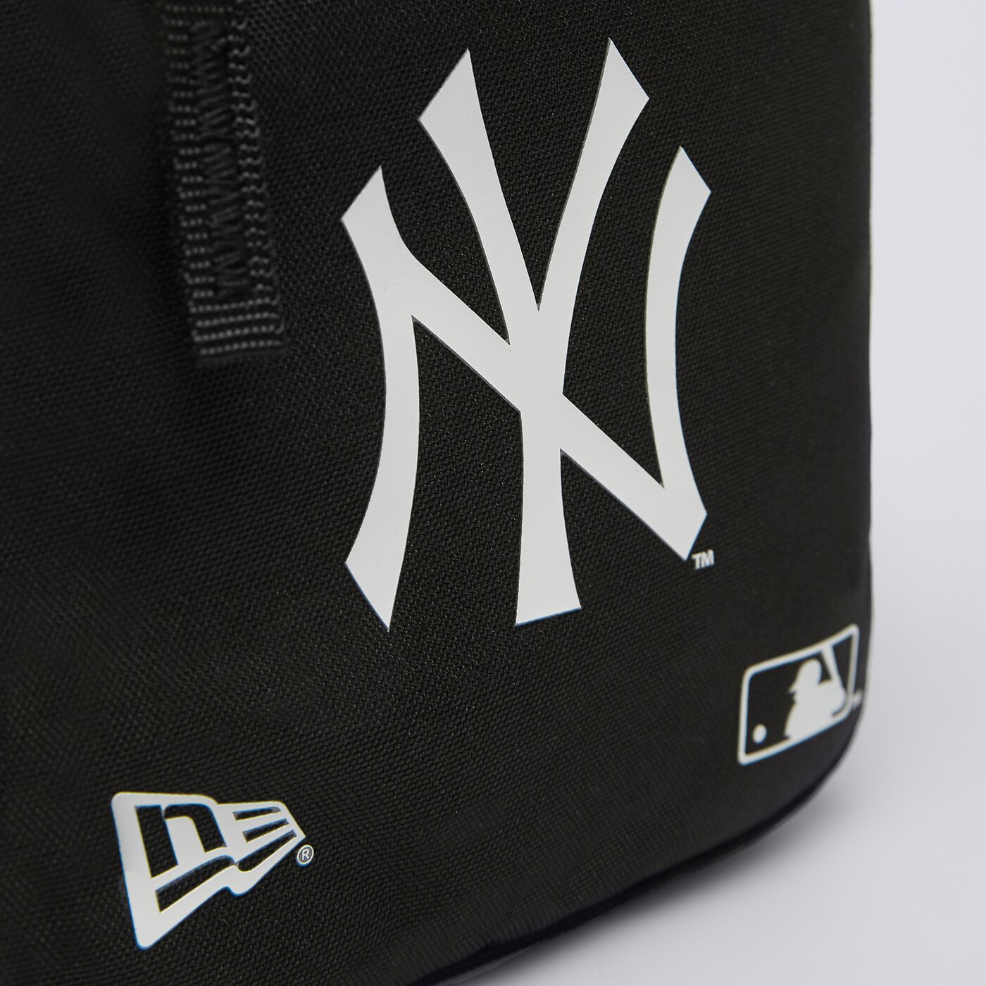 Torba sportowa damska NEW ERA TOREBKA MLB SIDE BAG NYY BLK BLKWHI NEW YORK YANKEES 11942030 kolor czarny