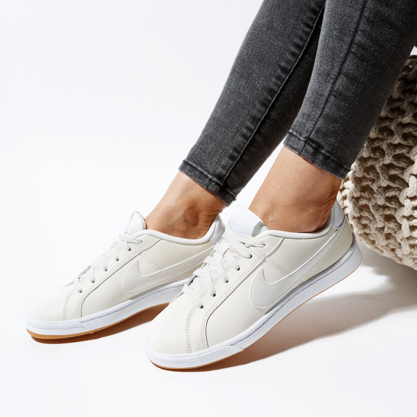 Buty sportowe damskie NIKE WOMEN'S COURT ROYALE 749867-117 kolor beżowy