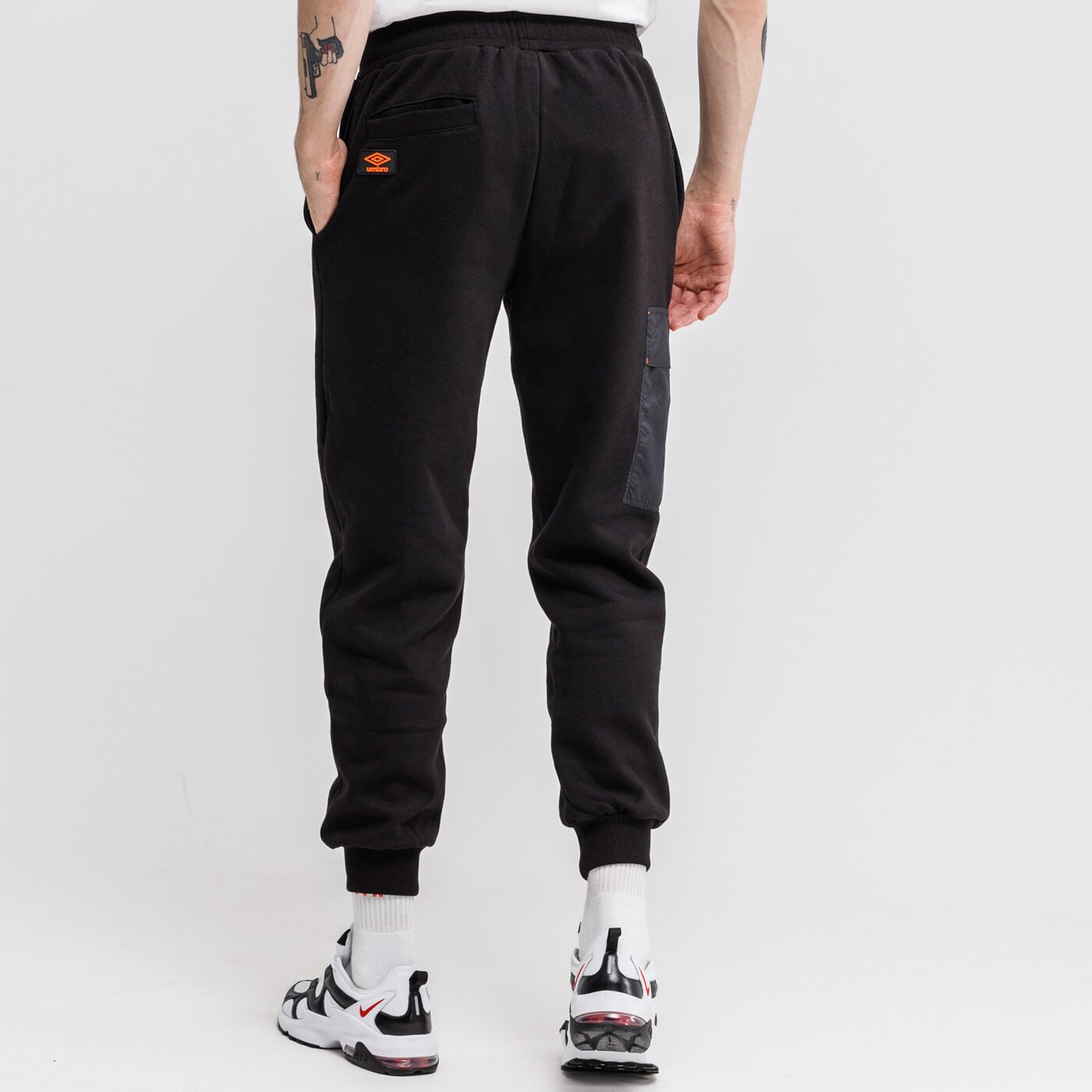 Spodnie dresowe męskie UMBRO SPODNIE DANNI ul121spm36001 kolor czarny