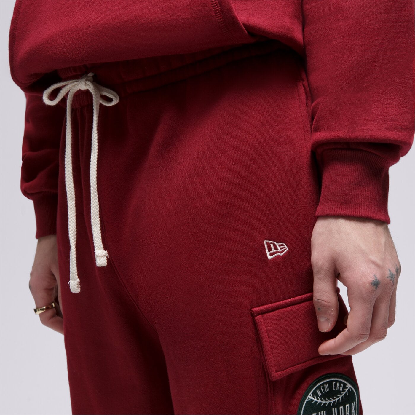Spodnie dresowe męskie NEW ERA SPODNIE NE CARGO NONE 60416406 kolor bordowy