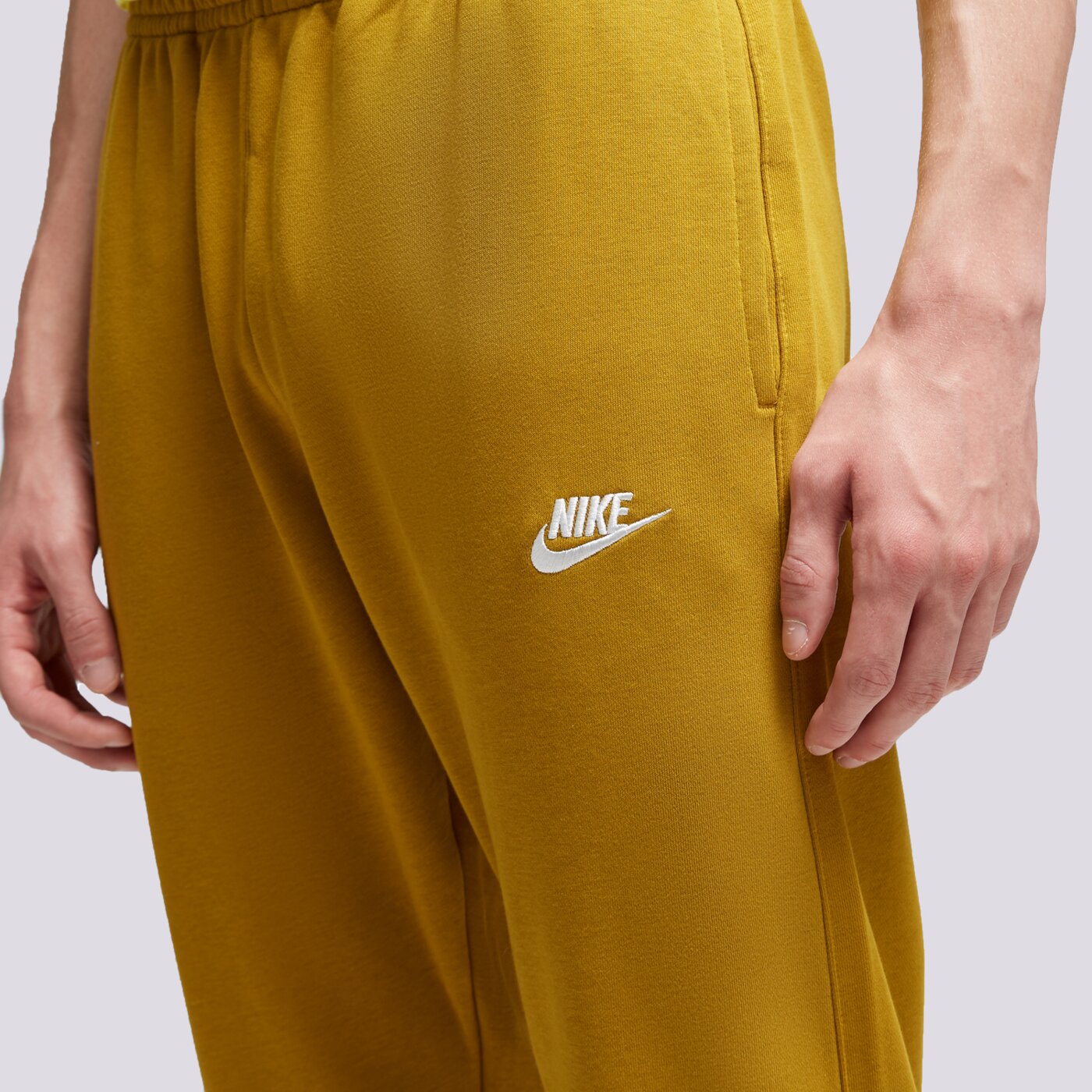 Spodnie dresowe męskie NIKE SPODNIE NIKE SPORTSWEAR CLUB bv2679-716 kolor musztardowy