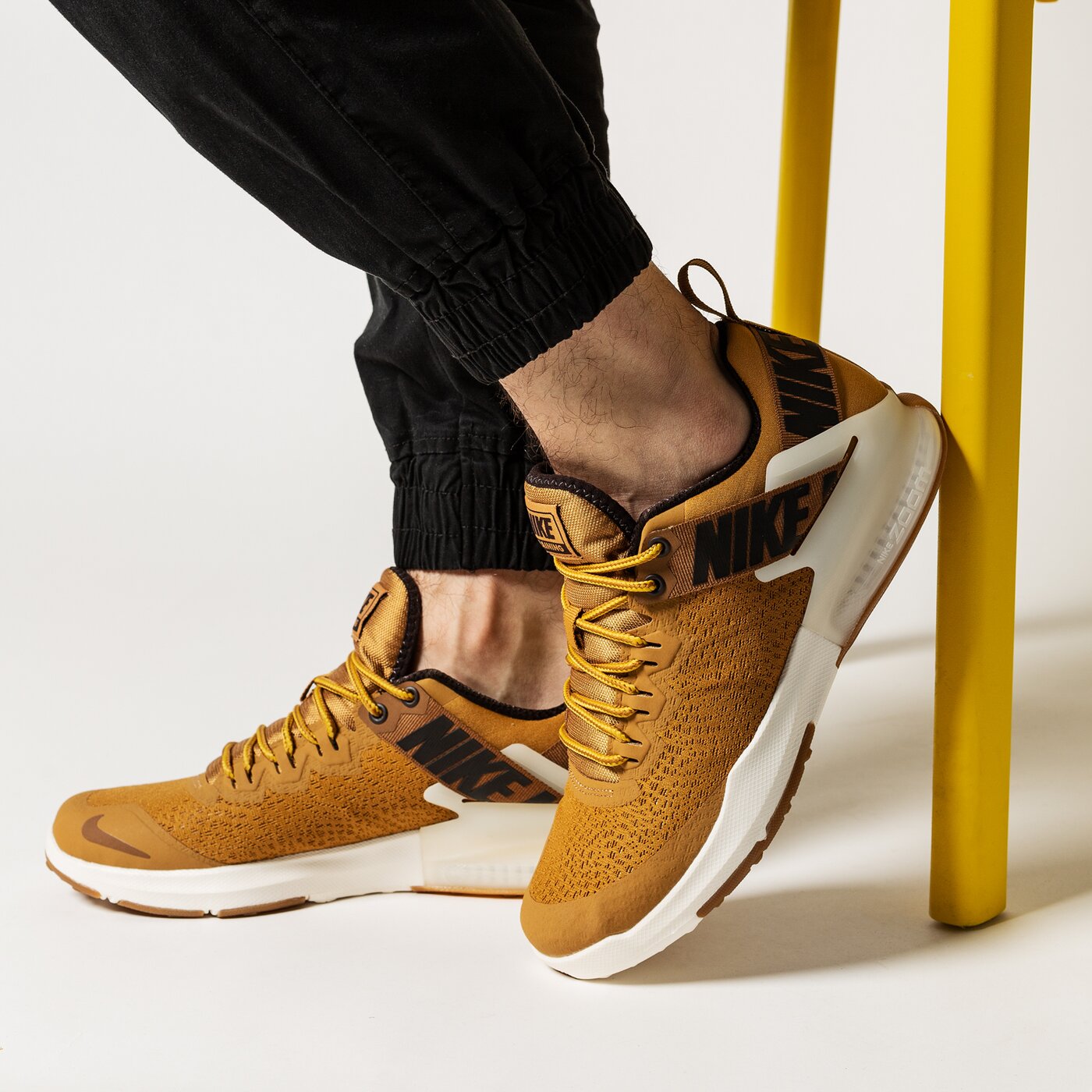 Buty treningowe męskie NIKE ZOOM DOMINATION TR 2 ao4403-700 kolor musztardowy