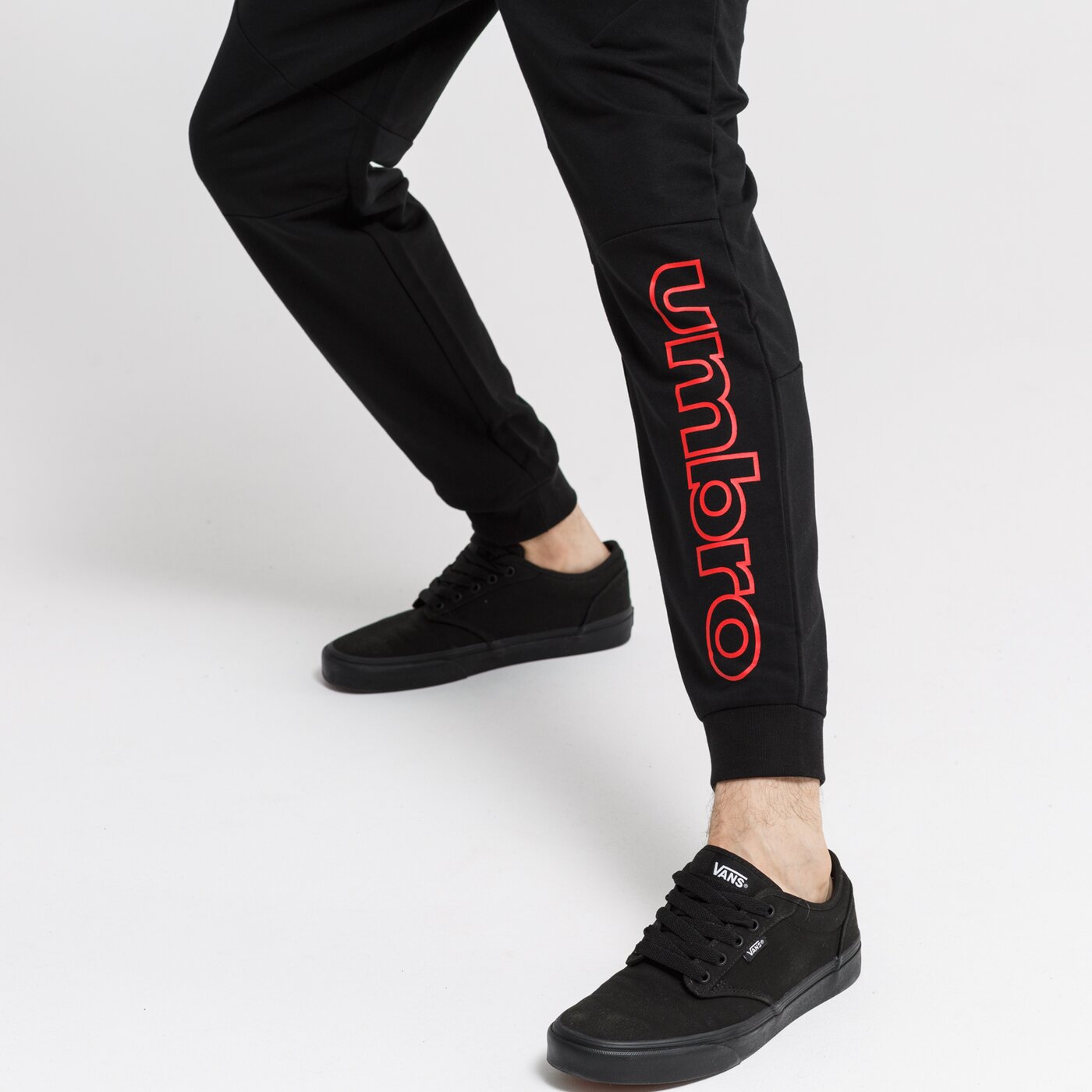 Spodnie dresowe męskie UMBRO SPODNIE LENTUA ul39spm17001 kolor czarny