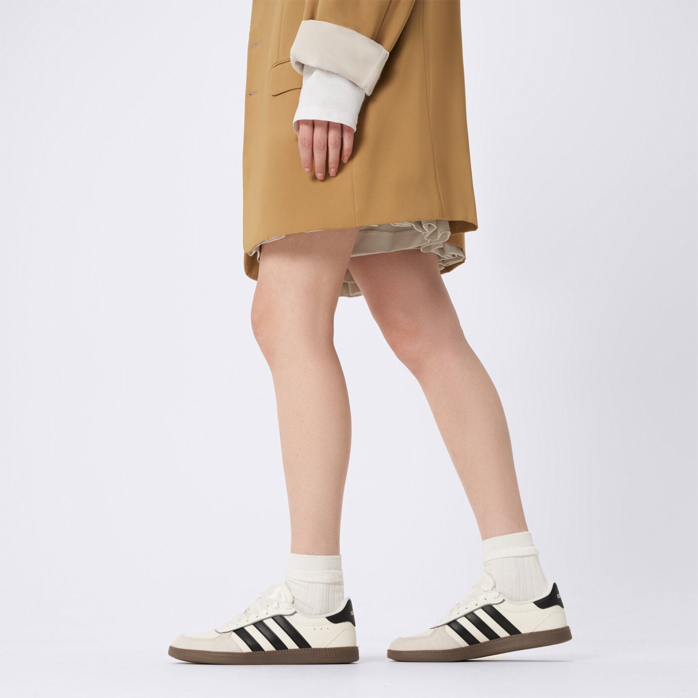 Buty sportowe damskie ADIDAS BREAKNET SLEEK jq8253 kolor beżowy