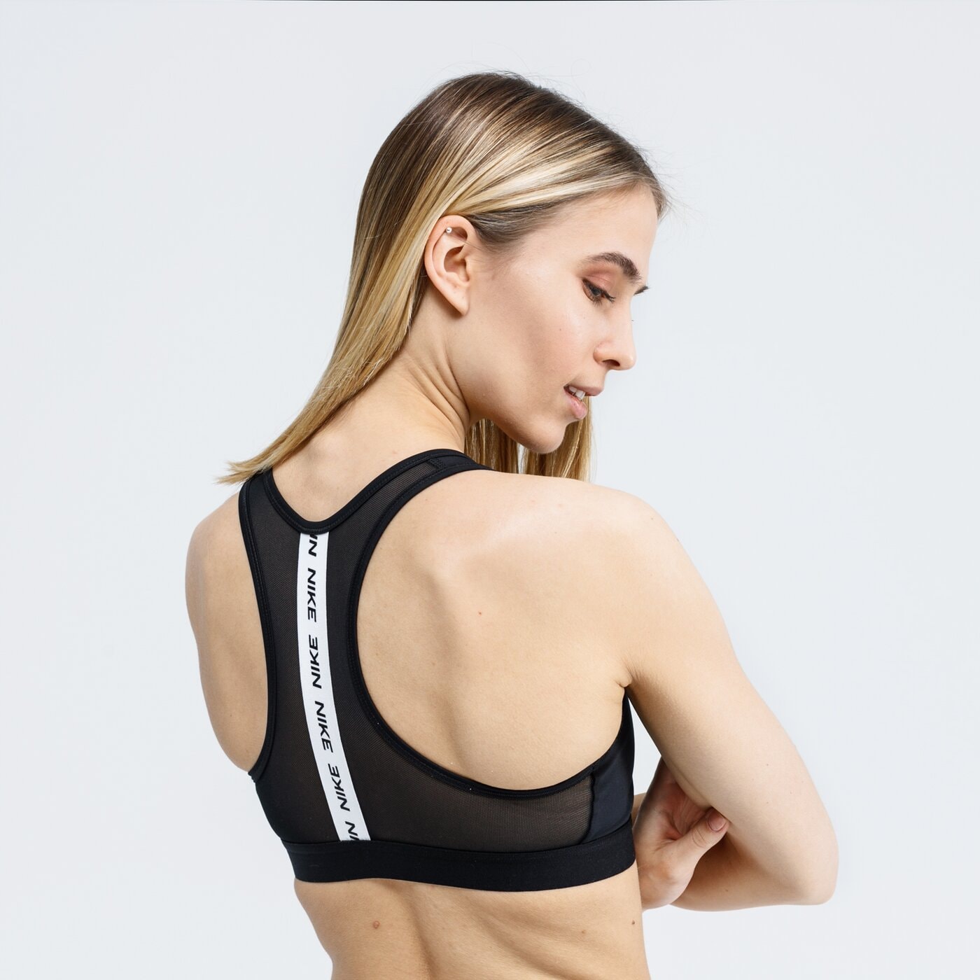 Top damski NIKE BRA SPORTSWEAR cj0796-010 kolor czarny