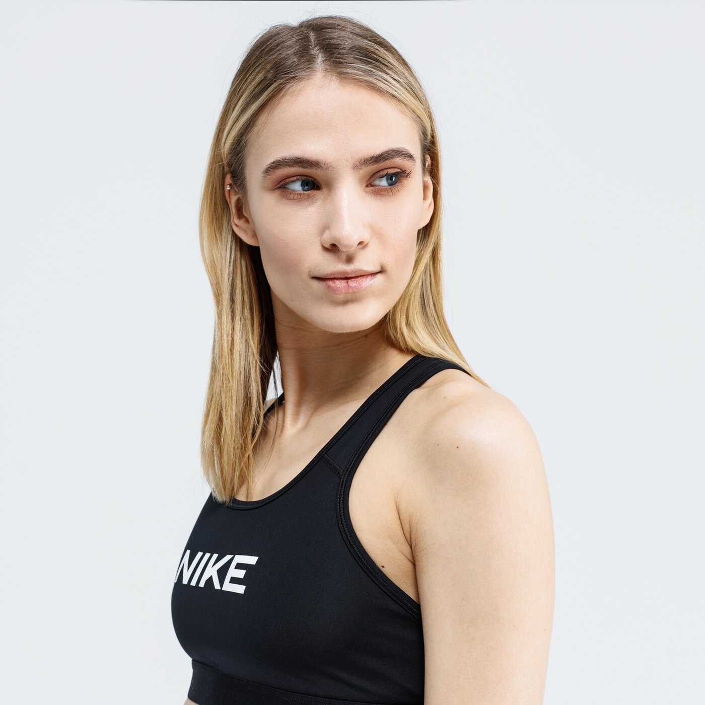 Top damski NIKE BRA SPORTSWEAR cj0796-010 kolor czarny