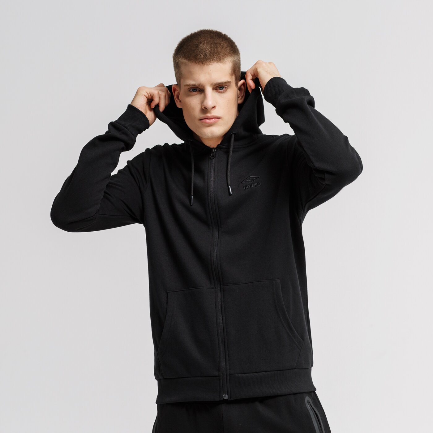 Bluza męska UMBRO BLUZA ROZPINANA Z KAPTUREM CEDRIC ul39blm16002 kolor czarny