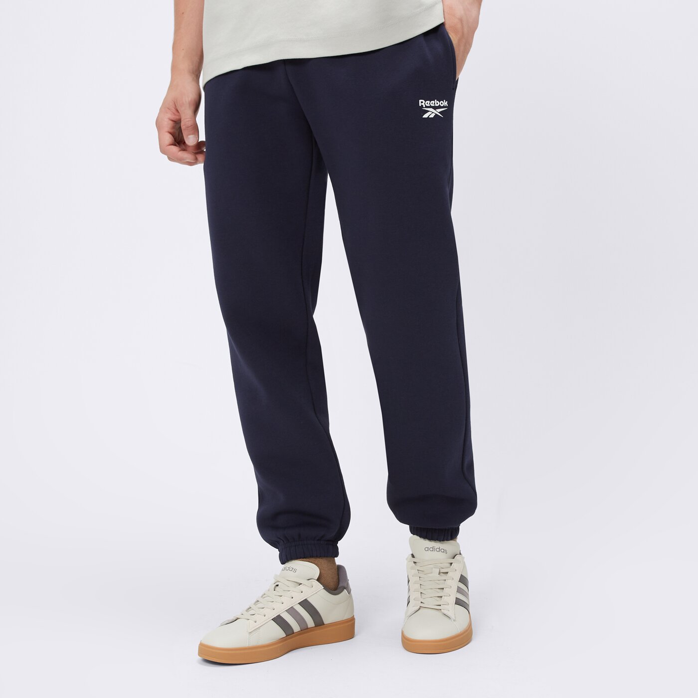 Spodnie dresowe męskie REEBOK SPODNIE COLE SMALL LOGO ELASTICATED HEM 100240245 kolor granatowy