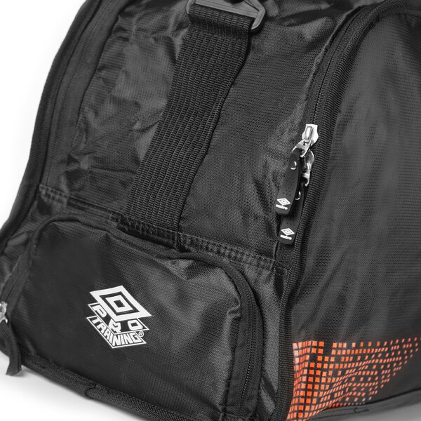 Torba męska UMBRO TORBA PRO TRAINING MICRO HOLDALL 30540ucgz kolor czarny