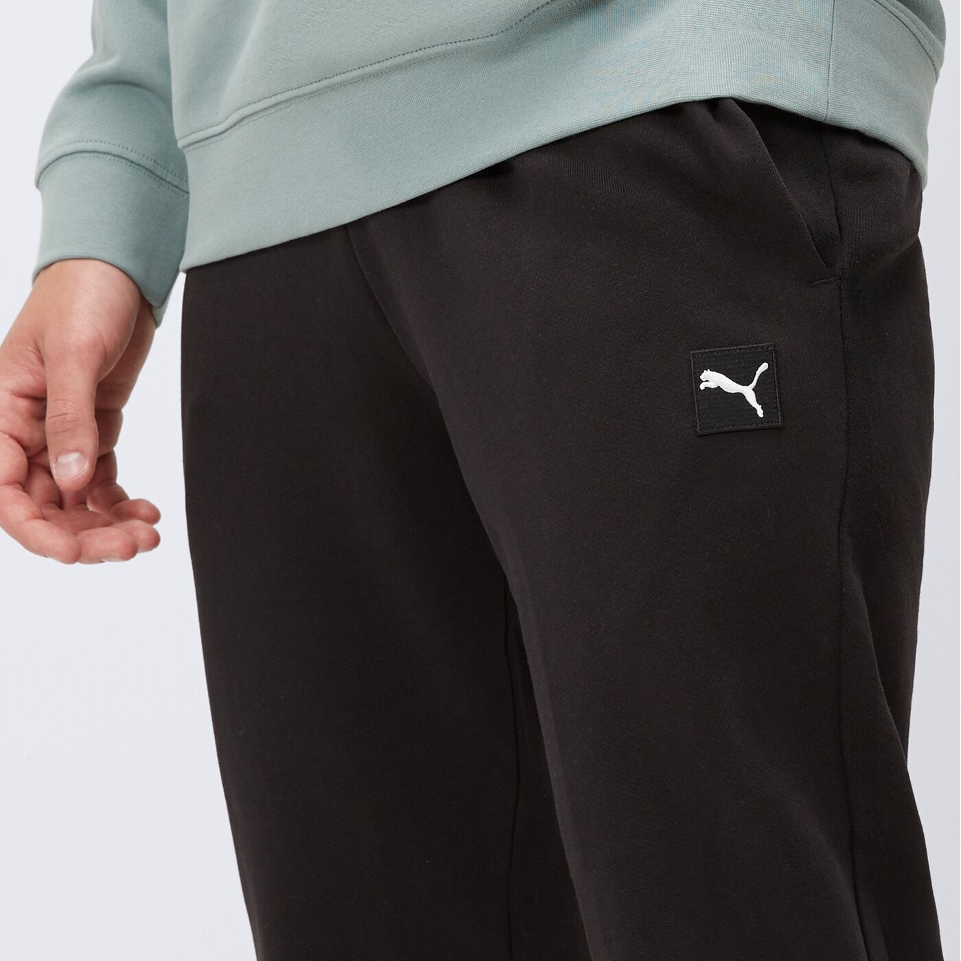 Spodnie dresowe męskie PUMA SPODNIE ESS ELEVATED 68472901 kolor czarny