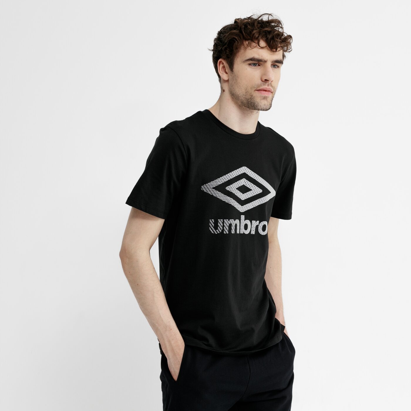 Koszulka męska UMBRO T-SHIRT SS VELOCITA STACKED GRAPHIC 65444u-gxp kolor czarny