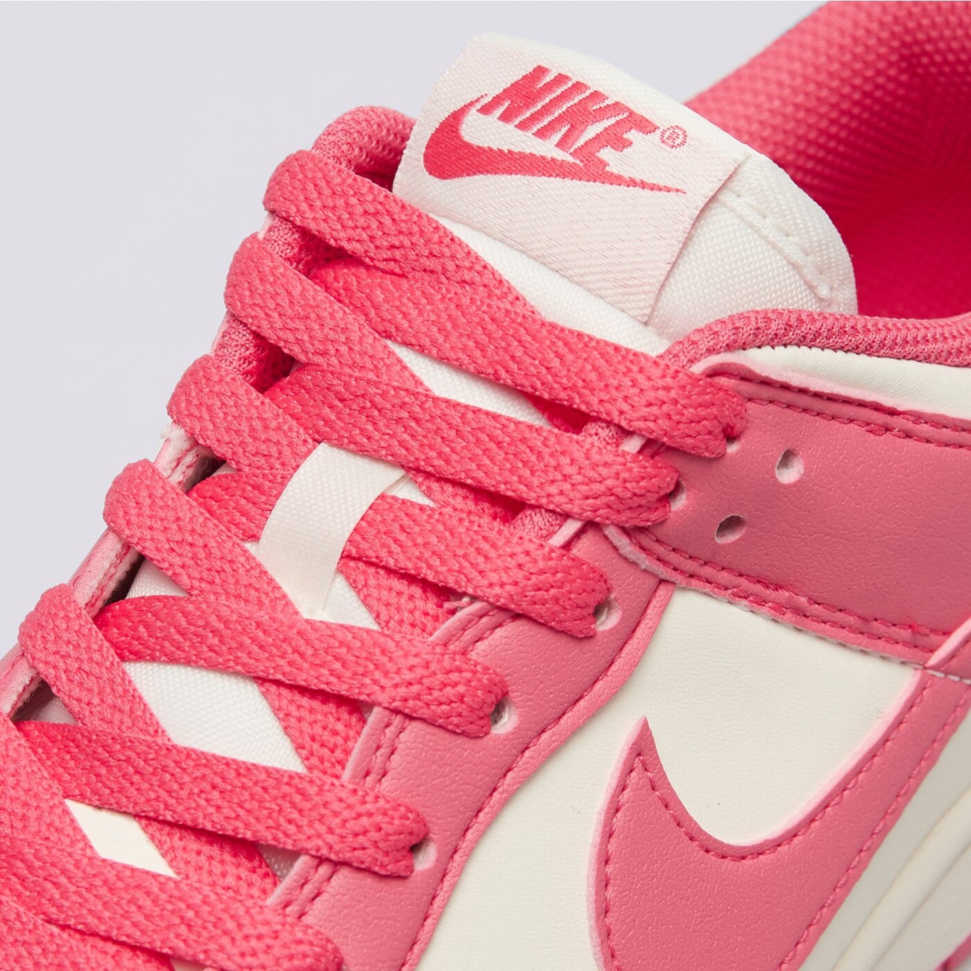 Buty sportowe damskie NIKE DUNK LOW dd1873-600 kolor różowy