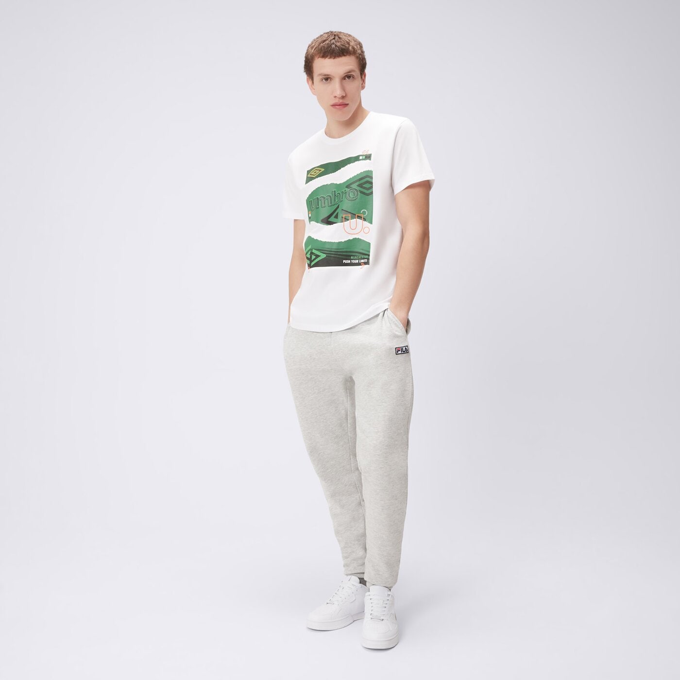 Koszulka męska UMBRO T-SHIRT UMBRO GRAPHICS B LOGO WHITE ul325tsm04002 kolor biały