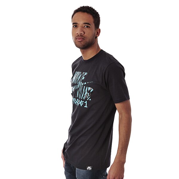 Koszulka męska NIKE T-SHIRT HO13 AF1 PATTERN TEE 575437010 kolor czarny