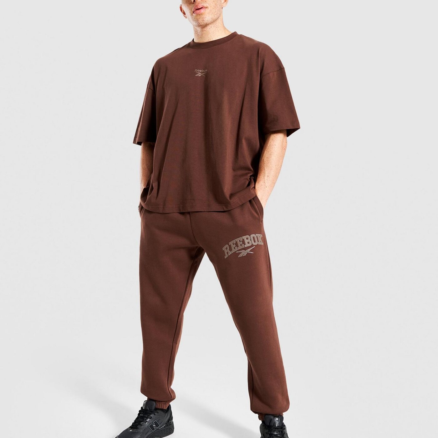 Spodnie dresowe męskie REEBOK SPODNIE PHILLIP VARSITY 100241203 kolor brązowy