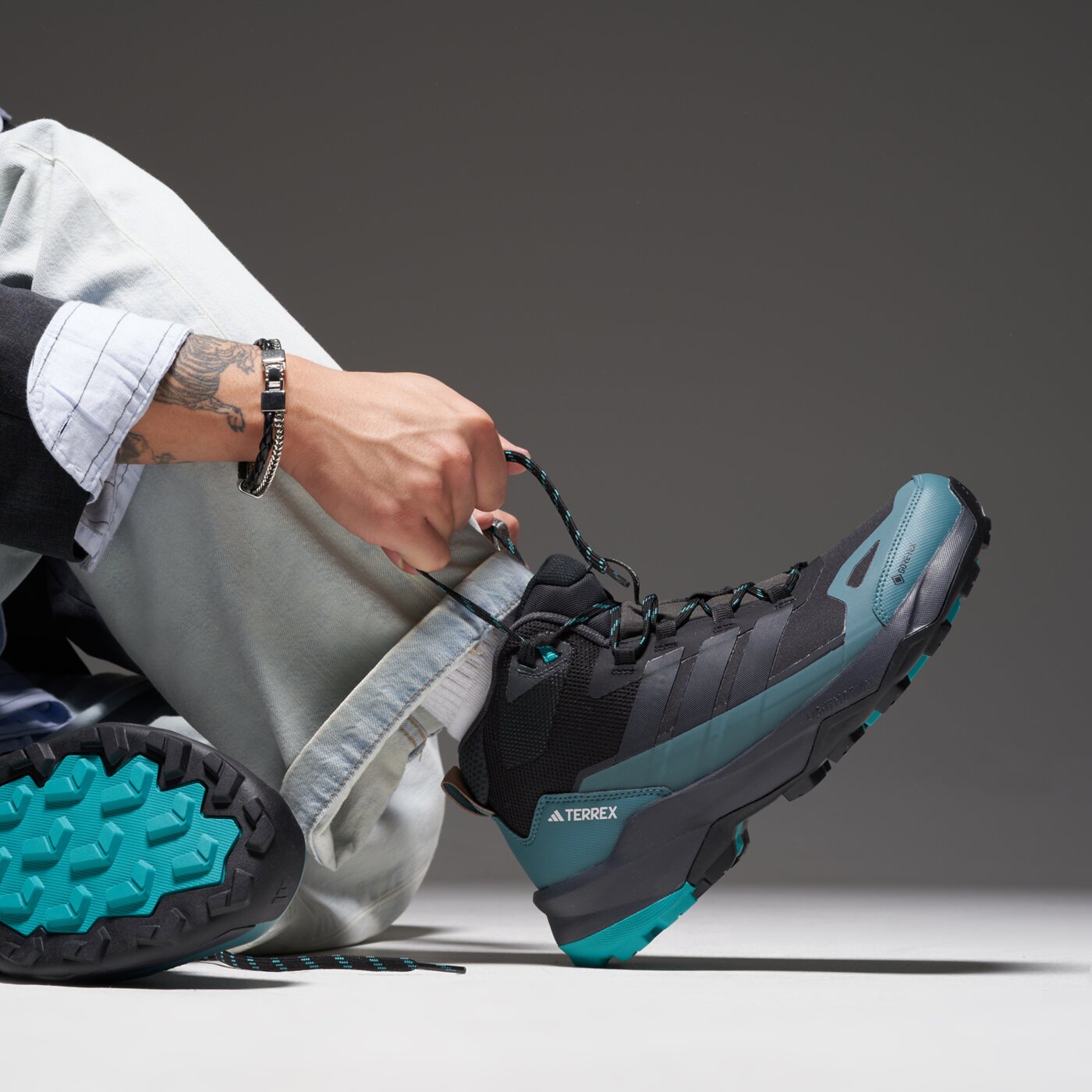 Buty outdoor męskie ADIDAS TERREX SKYCHASER AX5 MID GTX jq2206 kolor szary